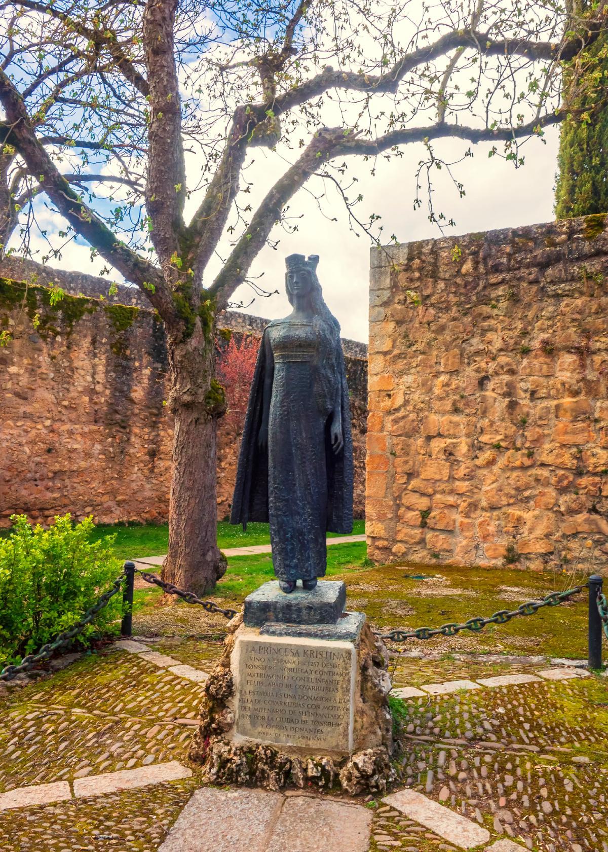 La estatua de la princesa Kristina de Noruega en Covarrubias (Burgos)