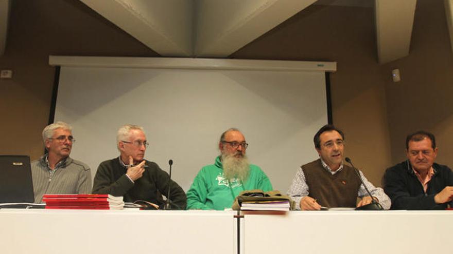 Antoni Ramis, Pere J. Carrió, Manel V. Domènech, Luis Ruiz y Felip Cirer durante la presentación de su libro en la UIB.