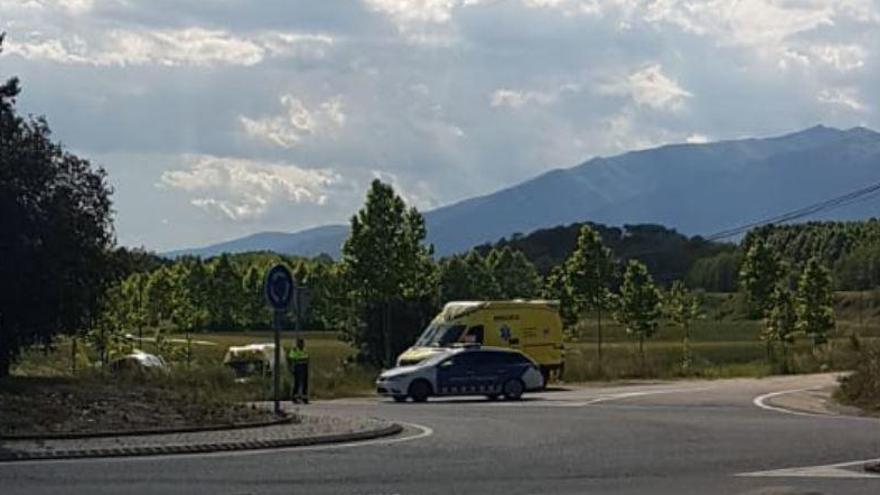 Un ferit en xocar contra un arbre a la carretera de Mallorquines a Massanes