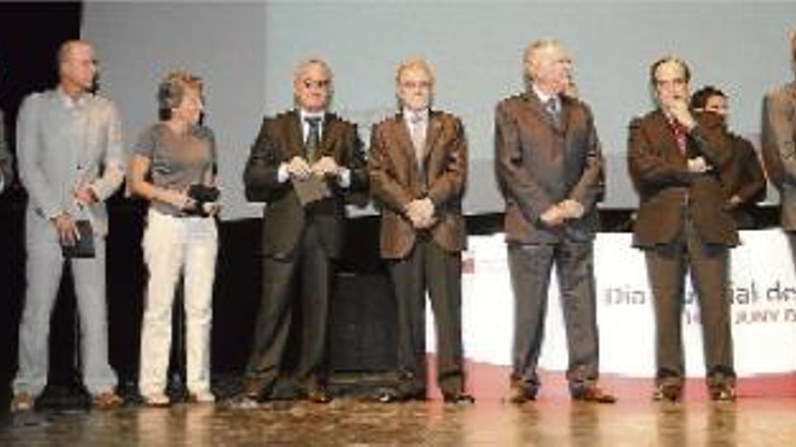 Les distincions manresanes: Oliva Torras (Sebastià Catllà), Regió7 (Marc Marcè), Escola Universitària de Ciències de la Salut (Imma Ubiergo) i FUB (Valentí Martínez), amb el vicepresident de Creu Roja (Josep Quitet), el president de la Federació Catalana de Donants de Sang (Miquel Ibars), el director gerent del Banc de Sang i Teixits (Ramon Pau Pla) i Josep Maria Padrosa (director del Servei Català de la Salut)