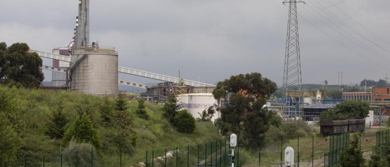 La planta de suministro de agua bruta asociada a las baterías de coque, la zona elegida para empezar con el desmantelamiento de la antigua coquería avilesina.