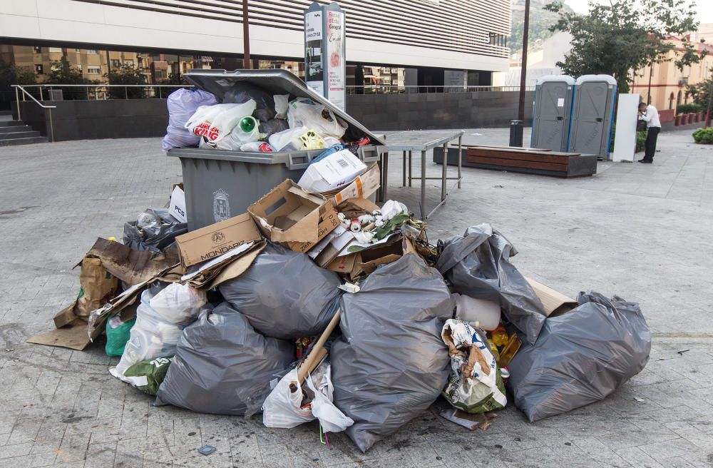 Las calles de Alicante se recuperan poco a poco de las fiestas