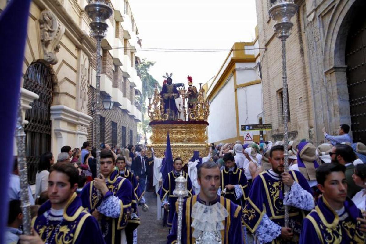 La noche culmina un Martes Santo primaveral e histórico