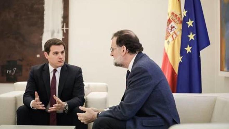 Albert Rivera conversa amb Mariano Rajoy.