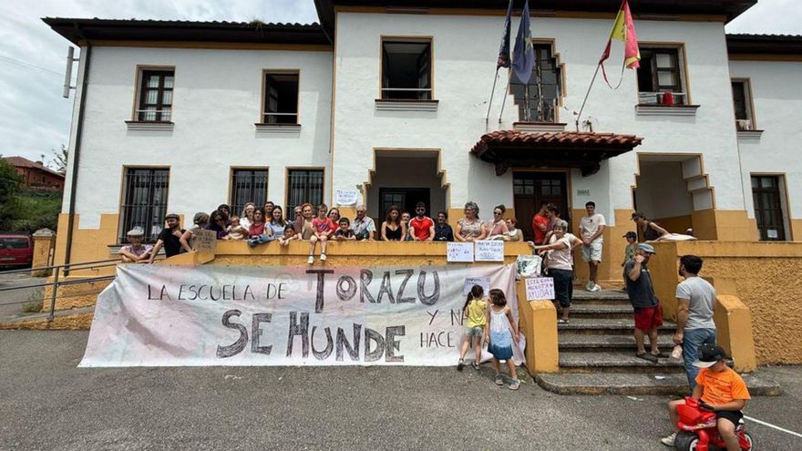 La concentración ante la escuela de Torazu. | C. V.