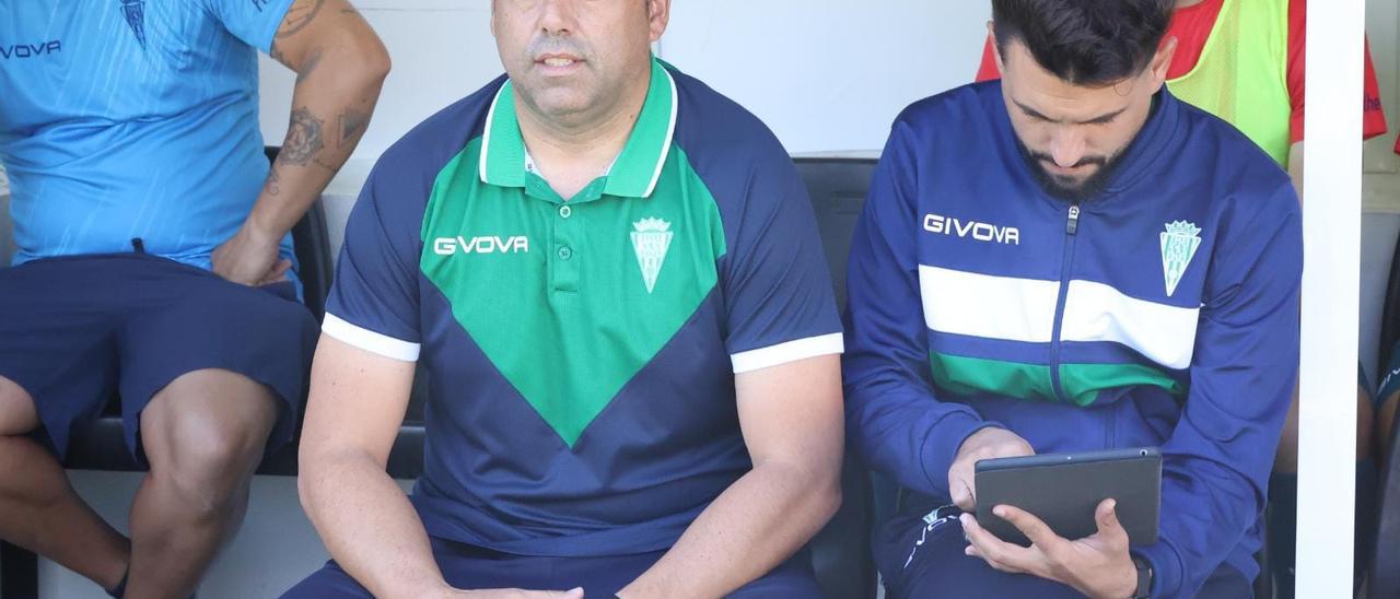 Germán Crespo, junto a Óscar Ibáñez, en el banquillo visitante del Alfonso Murube, este domingo, en Ceuta.