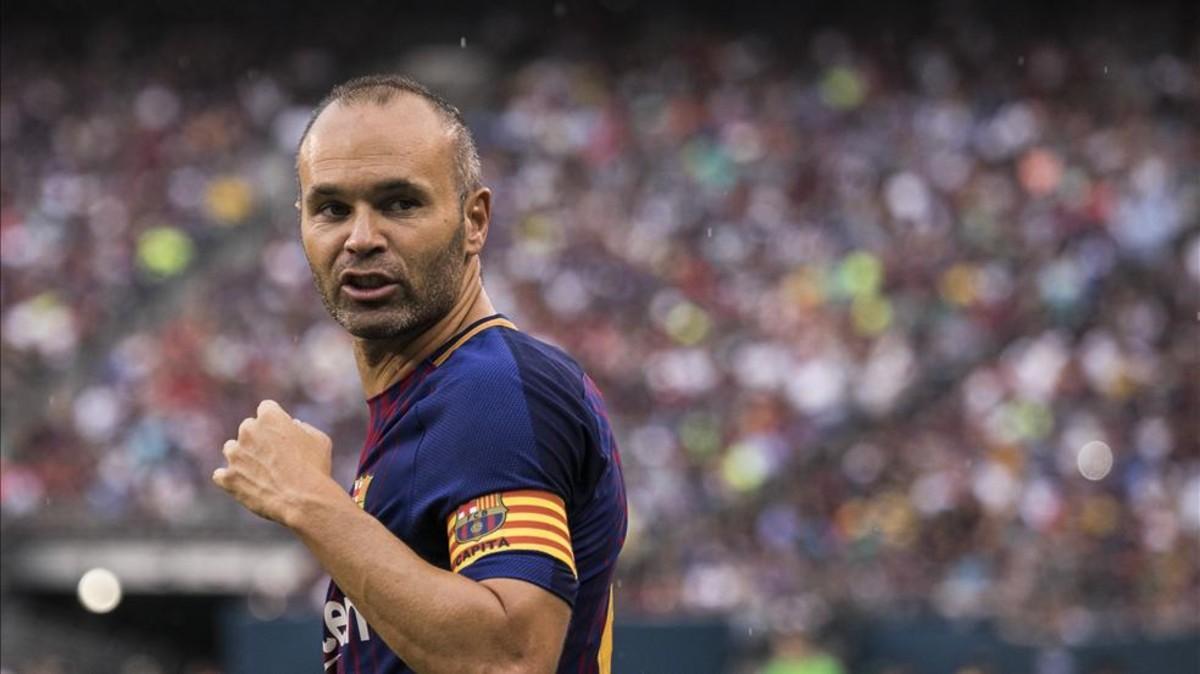 Andrés Iniesta quiere seguir con el brazalete más años