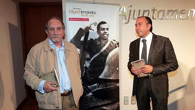 El escritor Cerdán Tato y el alcalde Alejandro Soler, con el libro que se presenta esta tarde.