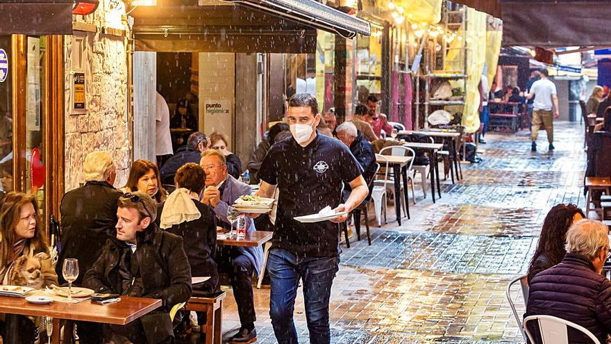 La Semana Santa y la reapertura de la hostelería dan un respiro al empleo