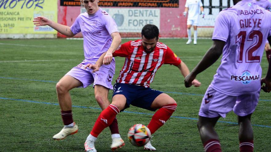 Félix, del Alondras, controla el balón ante la presión de un jugador del Pontevedra B. |  // GONZALO NÚÑEZ