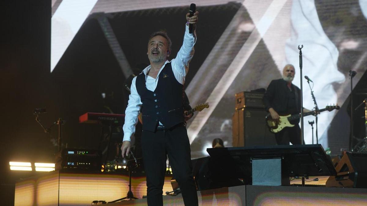 Santi Balmes oferint el micro al públic durant un concert de Love of Lesbian