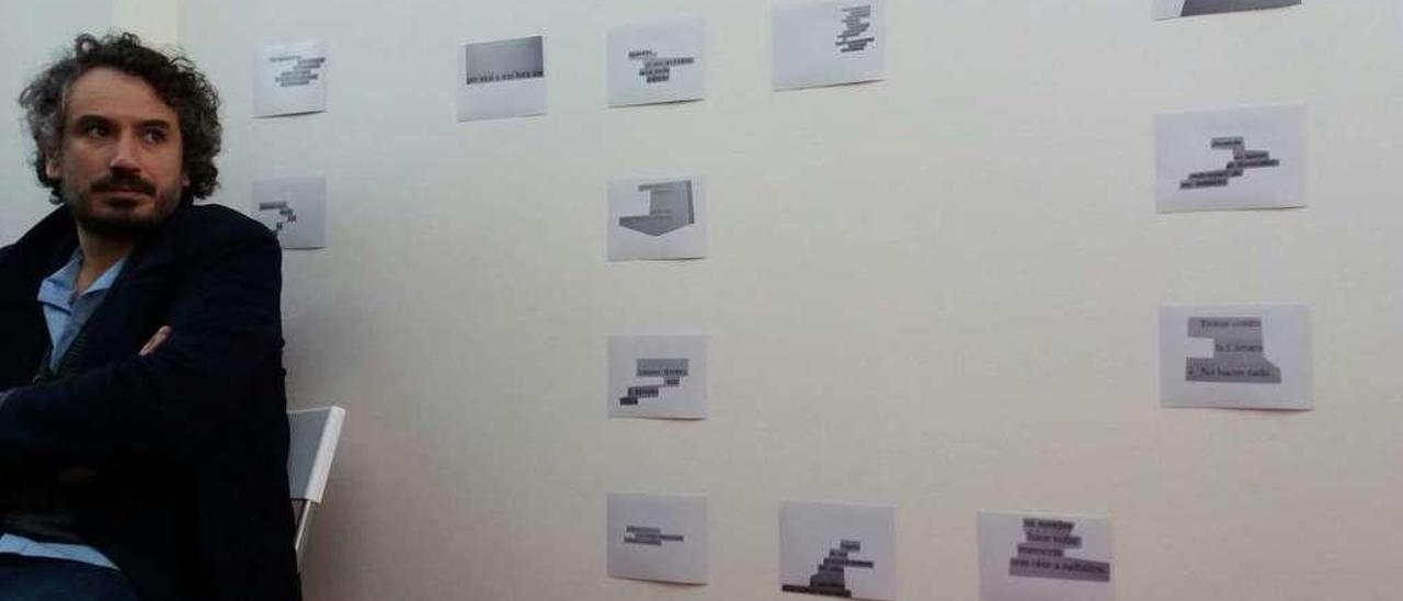 El lalinense Misha Bies Golas delante de las piezas que forman su muestra &quot;Polos pelos i outros sinais&quot;.