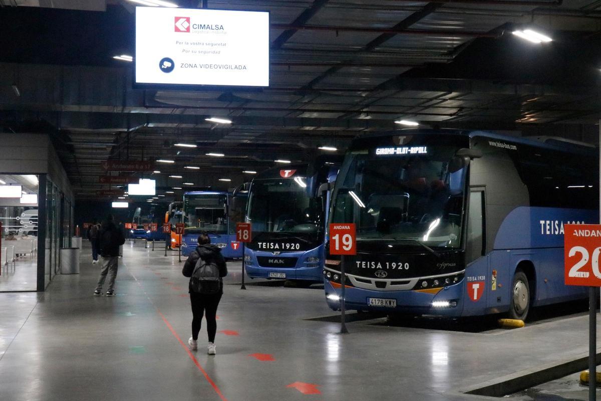 Les fotos de les estacions de tren i autobús de Girona durant l'aturada de Rodalies