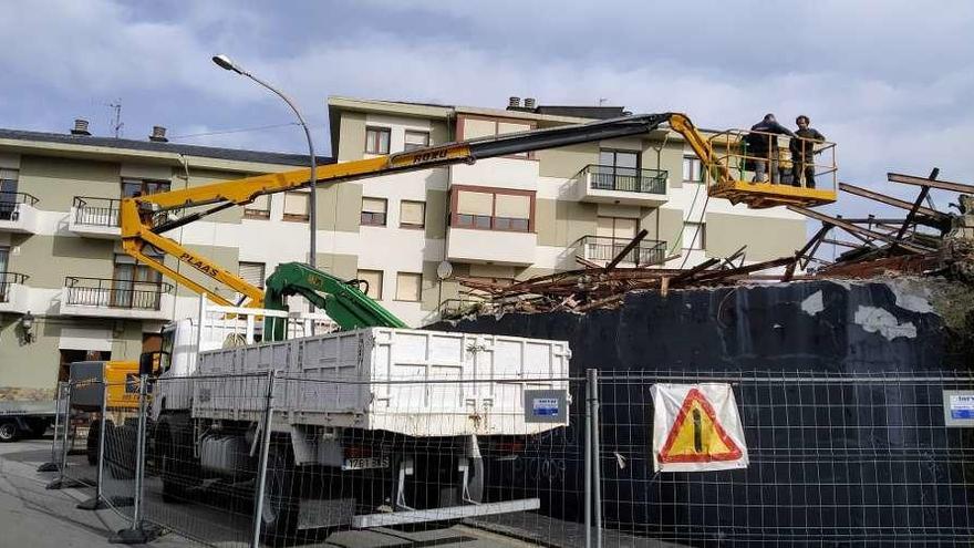 Retoman los trabajos de derribo de la vieja discoteca de Tapia