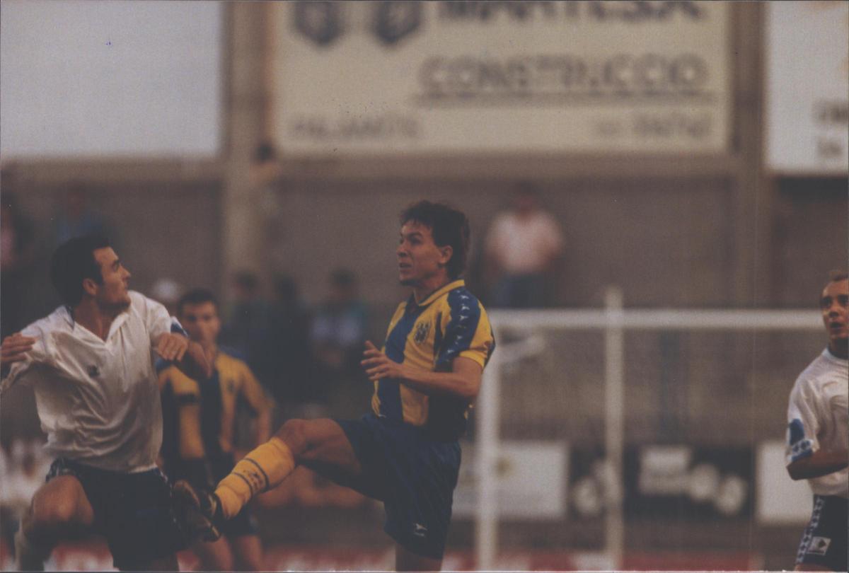 Àlex, en un partit de Segona A amb el Palamós l'any 1994 contra el Cadis
