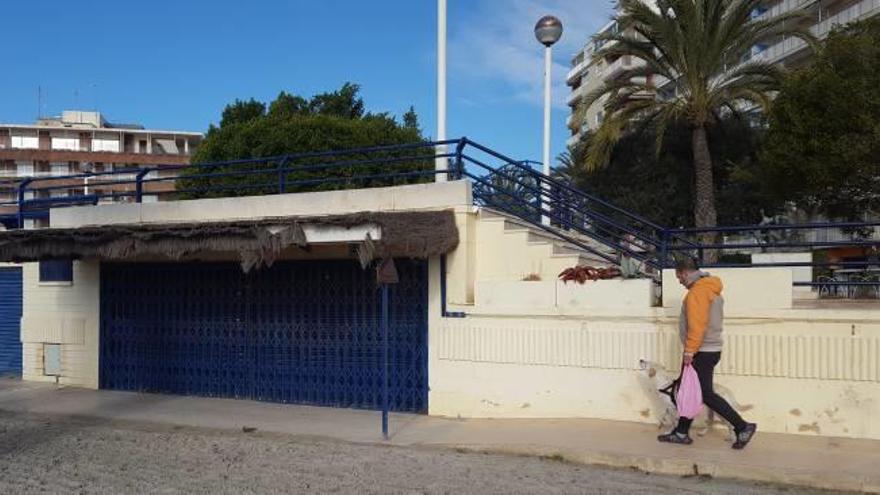 Dependencias de los baños debajo de la Plaza de la Comunidad Valenciana, junto a playa de Levante.