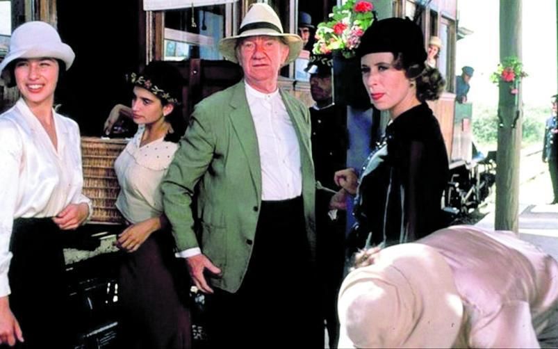 Fernando Fernán Gómez en ‘Belle Époque’ (1992), dirigida por Fernando Trueba. con Ariadna Gil, Penélope Cruz y Miriam Díaz-Aroca,.