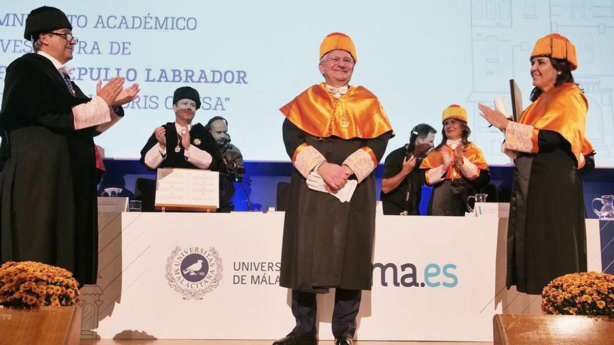 Rafael Repullo Labrador, director del Centro de Estudios Monetarios y Financieros (Cemfi), recibiendo el reconocimiento.