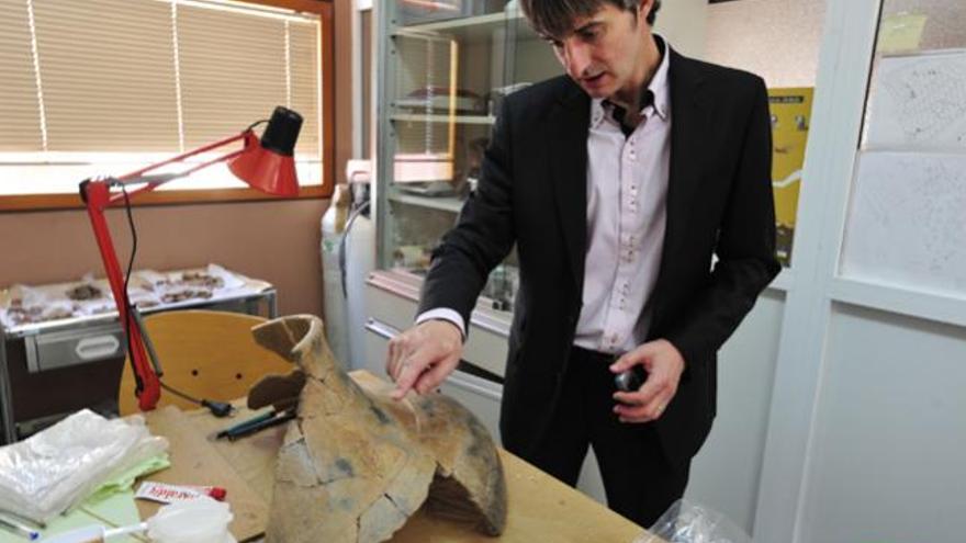 Iñaki Sáenz en el taller de la Cueva Pintada.