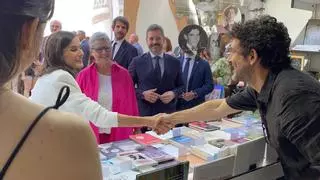 La Reina Letizia visita la caseta de Alvarellos en la Feria del libro de Madrid y adquiere varias obras en gallego