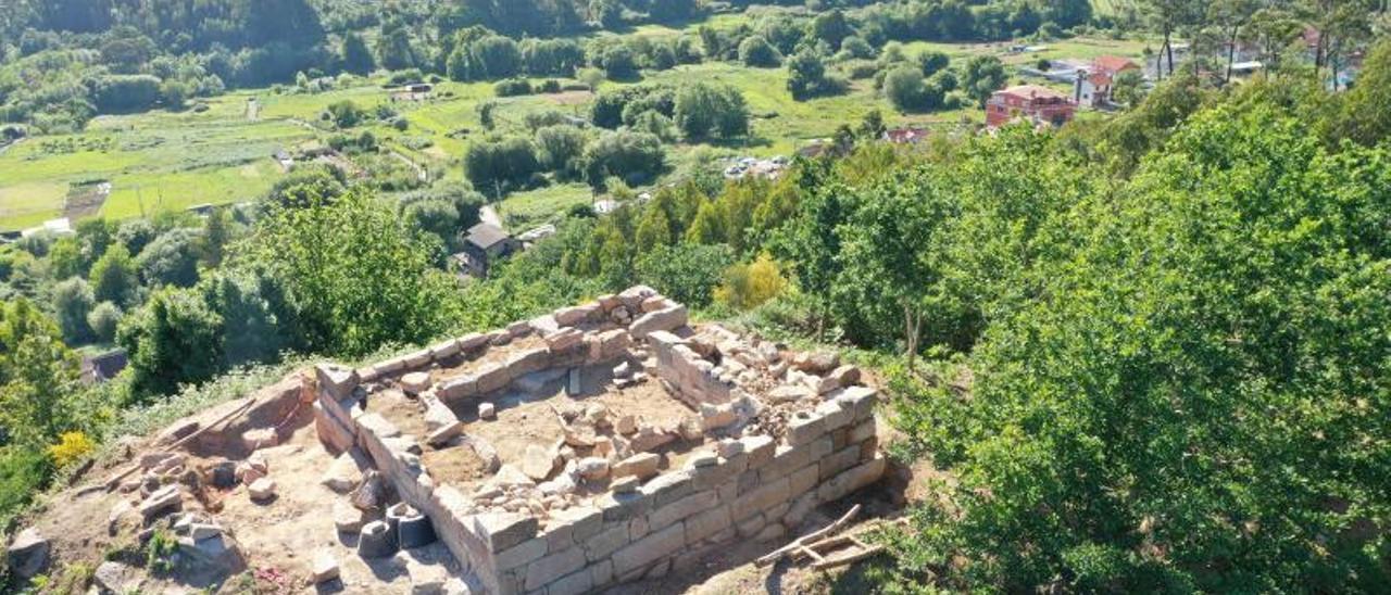 Los muros de la estructura medieval, levantados parcialmente, con un acceso artificial al interior del perímetro cuadrado. |   // ÁRBORE ARQUEOLOXÍA