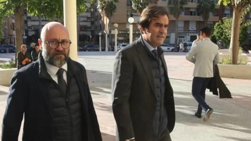 El presidente del Club de Regatas (dcha.), al llegar a los juzgados con su abogado, Moisés Candela.