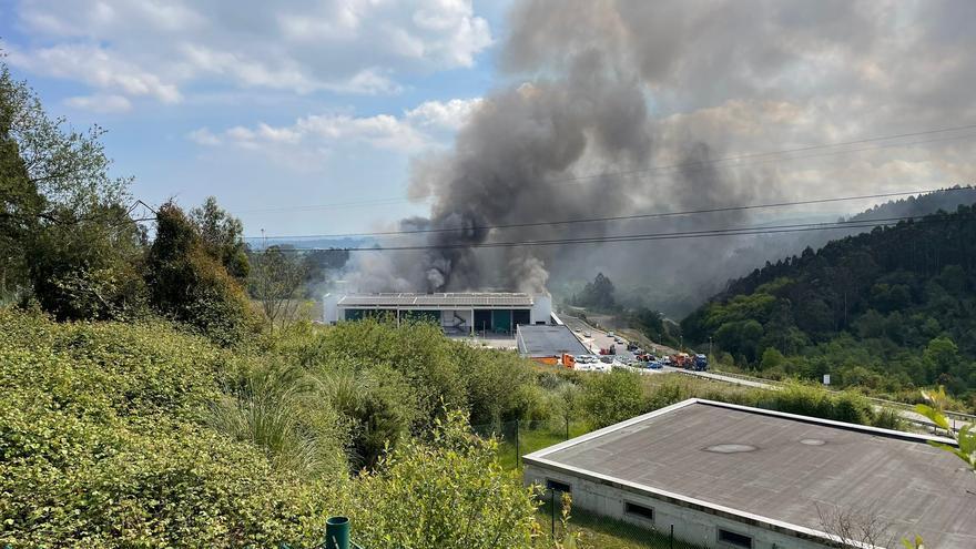 Espectacular incendio en una planta de Cogersa en Gijón: &quot;El fuego está confinado y solo ha habido daños materiales&quot;, afirma la consejera