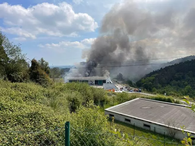 VIDEO: Así fue el espectacular incendio de una planta de Cogersa en Gijón