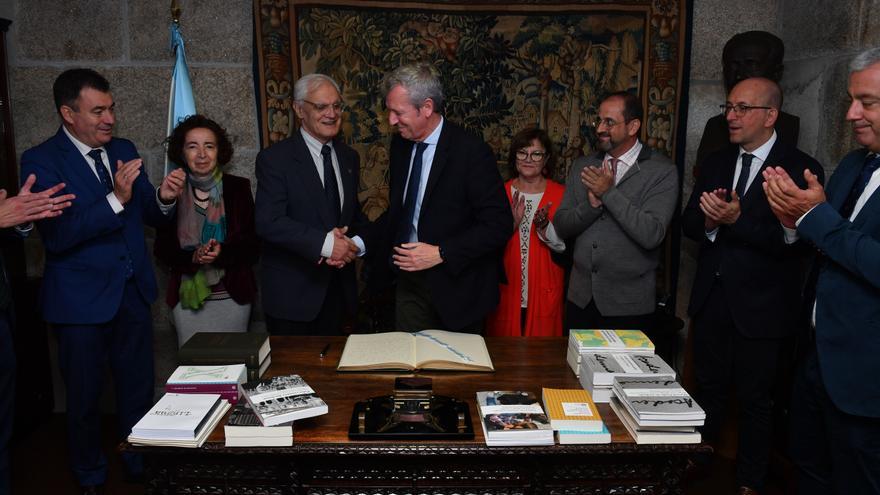 La Real Academia Galega y la Xunta firman el convenio para el traslado de fondos a una nave de Pocomaco