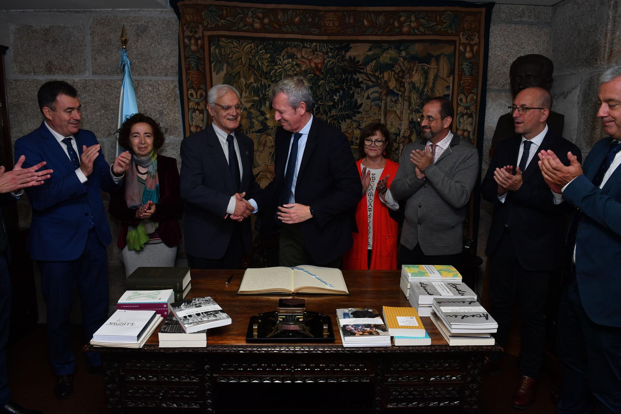 La Real Academia Galega y la Xunta firman el convenio para el traslado de fondos a una nave de Pocomaco