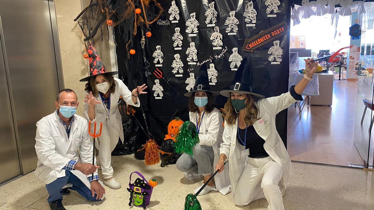 Profesionales del Aula Hospitalaria y del Aula de Actividades Motivacionales del Reina Sofía durante la celebración de Halloween.