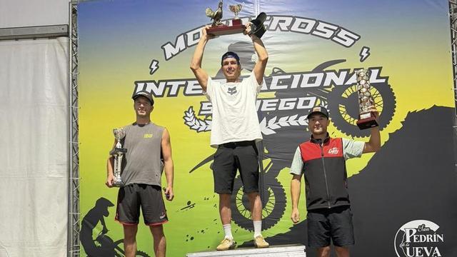 Sobre estas líneas, Soubeyras, en lo más alto del podio, entre Malaval y Fonvieille. A la izquierda, un momento de la prueba. | MOTOCLUB VILLAVICIOSA