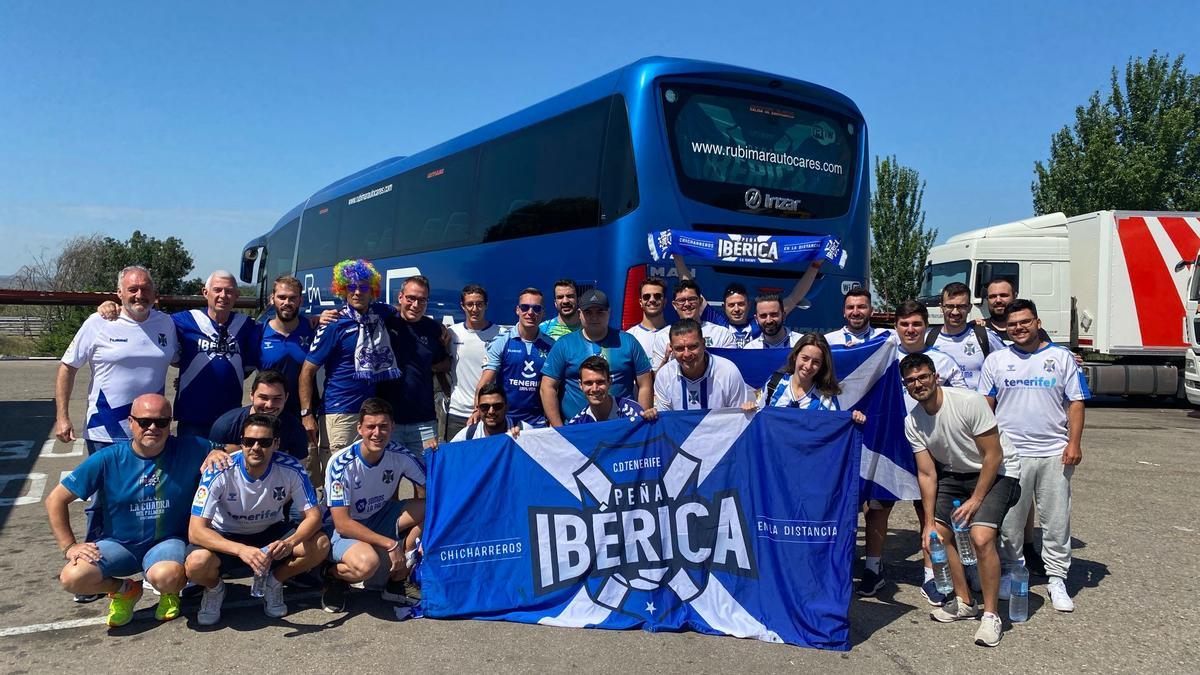 Aficionados del CD Tenerife asisten en Girona al partido de ascenso a Primera.