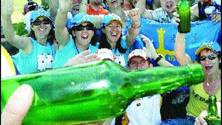 Un grupo de aficionados brinda con sidra por Fernando Alonso.