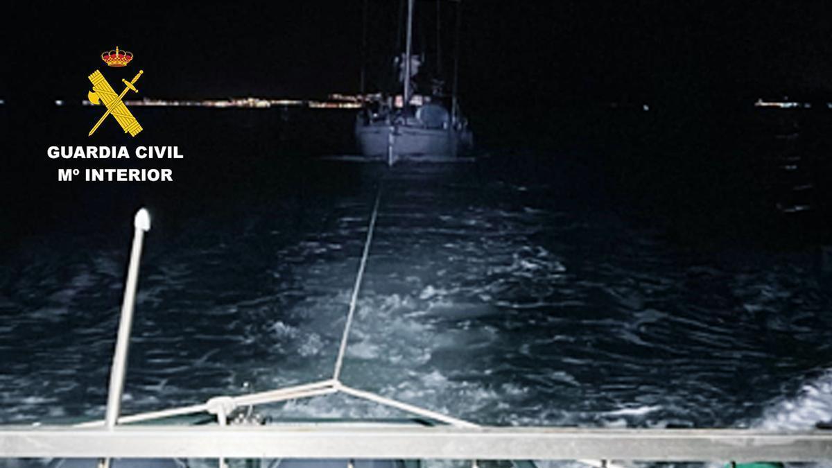 La patrullera de la Guardia Civil se moviliza para remolcar el barco.