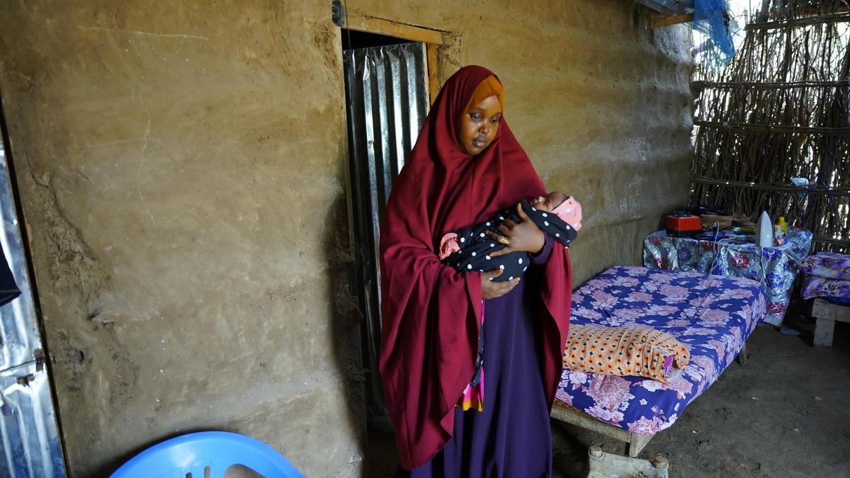 Rahma, en su casa de Somalia, después de dar a luz sano y salvo a su bebé en un hospital. Foto de Save the Children.
