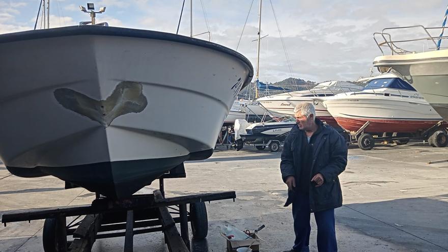 La linterna del móvil salva a un marinero de Cangas tras volcar su lancha y subir por las cuerdas a una batea