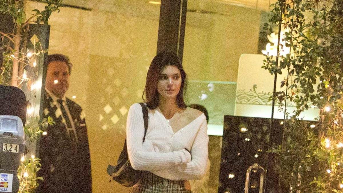 Kendall Jenner sale a cenar con pantalón de cuadros