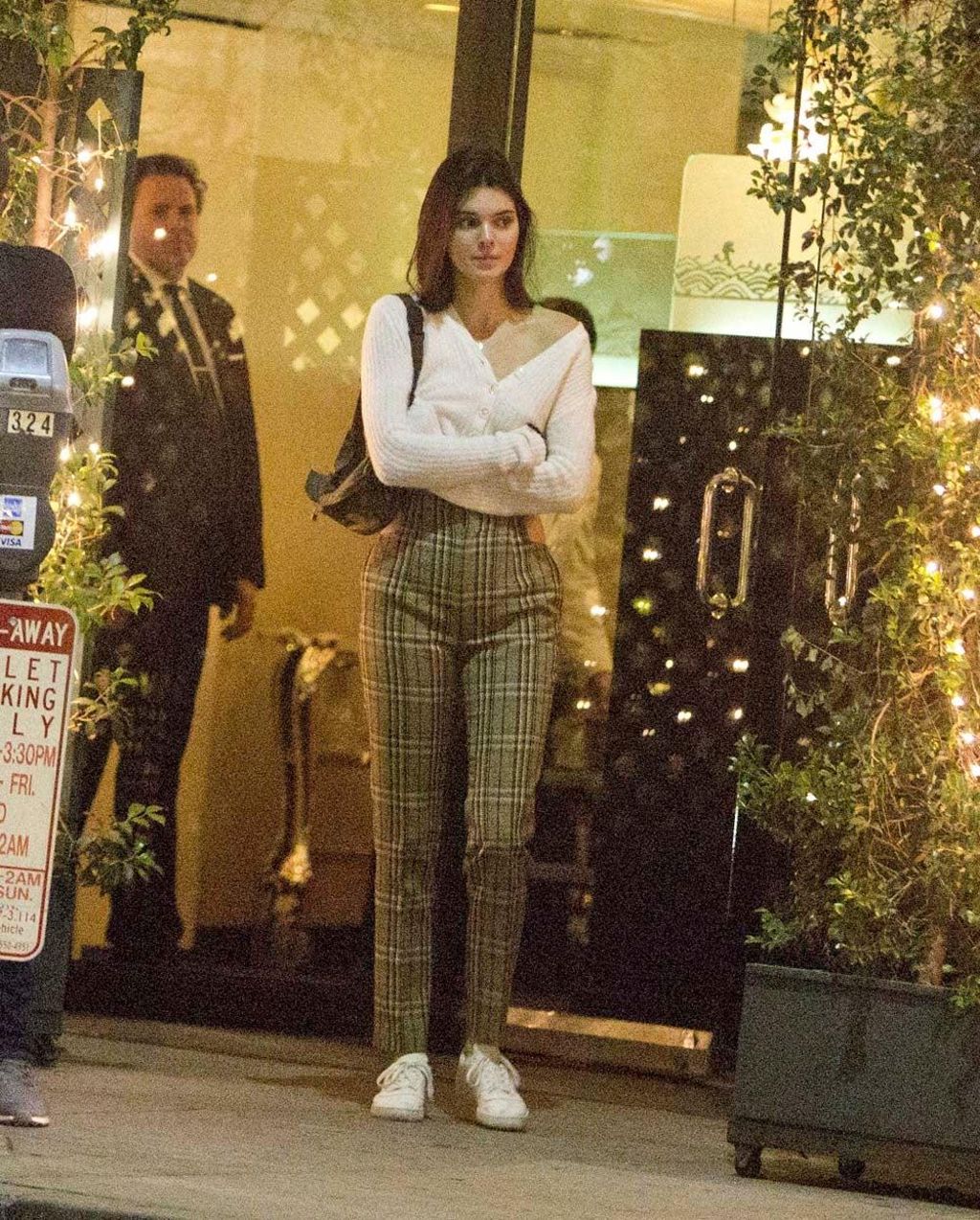 Kendall Jenner sale a cenar con pantalón de cuadros