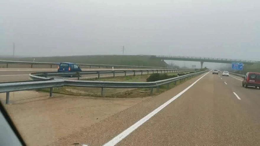 Un vehículo circula en sentido contrario en la Ex-A2