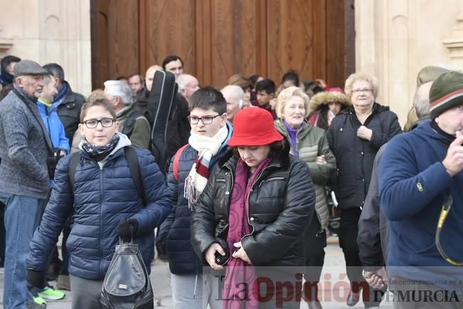 Los romeros acompañan a la Santa pese al frío.