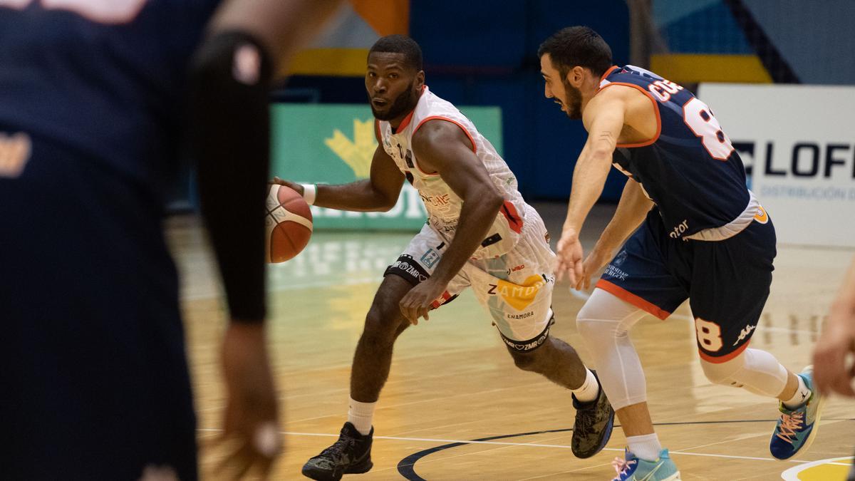 Malik Maitland, con el balón.