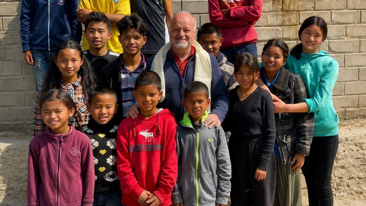 José de la Torre, con un grupo de niños en la zona de Rasuwa.