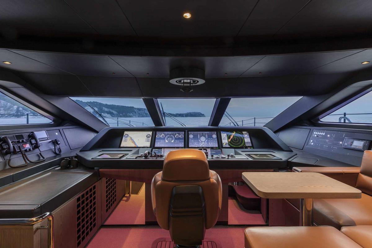 Imágenes de un yate de lujo Saetta 106 construído por Custom Line