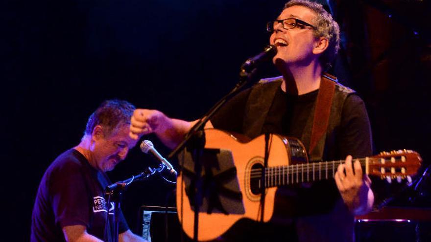 Pedro Guerra canta a las Islas