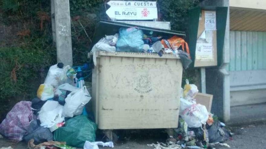 Los vecinos de El Rayu denuncian la basura acumulada en el contenedor