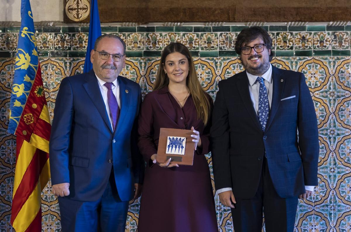 ADRIÀ VILA LLIURA EL GUARDÓ A EMILI RIPOLL I A PAULA CABANILLES