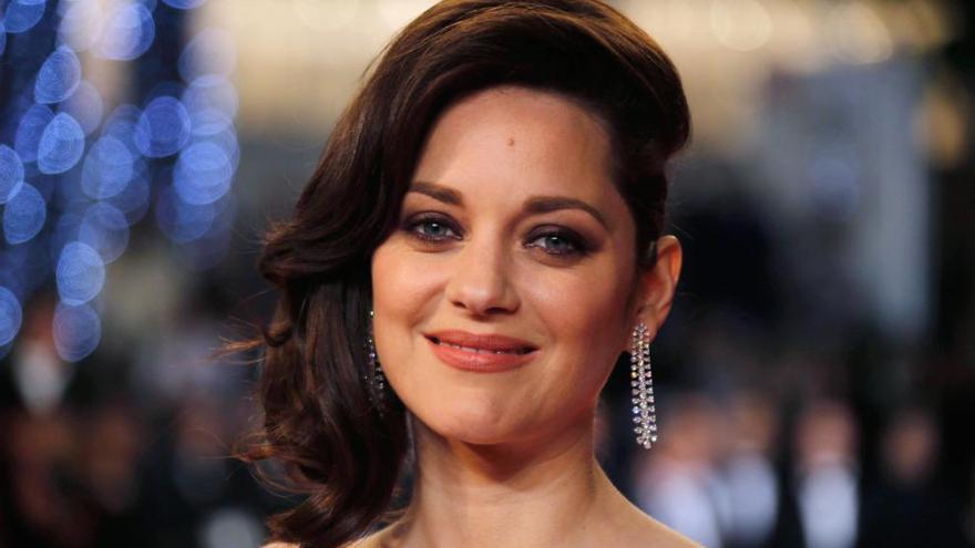 Cotillard desmiente su romance con Brad Pitt.