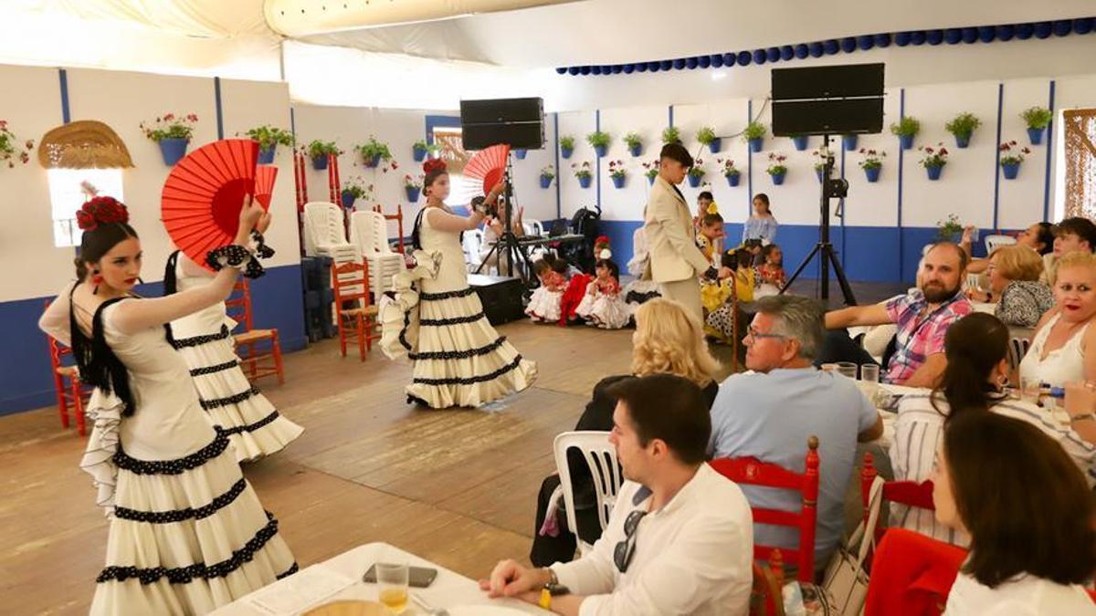 Baile en una caseta de la Feria de Córdoba, este viernes.