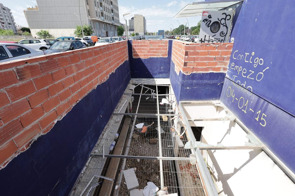 Una pared de ladrillo sustituye las antiguas barandillas en los patios de ventilación, destrozados.